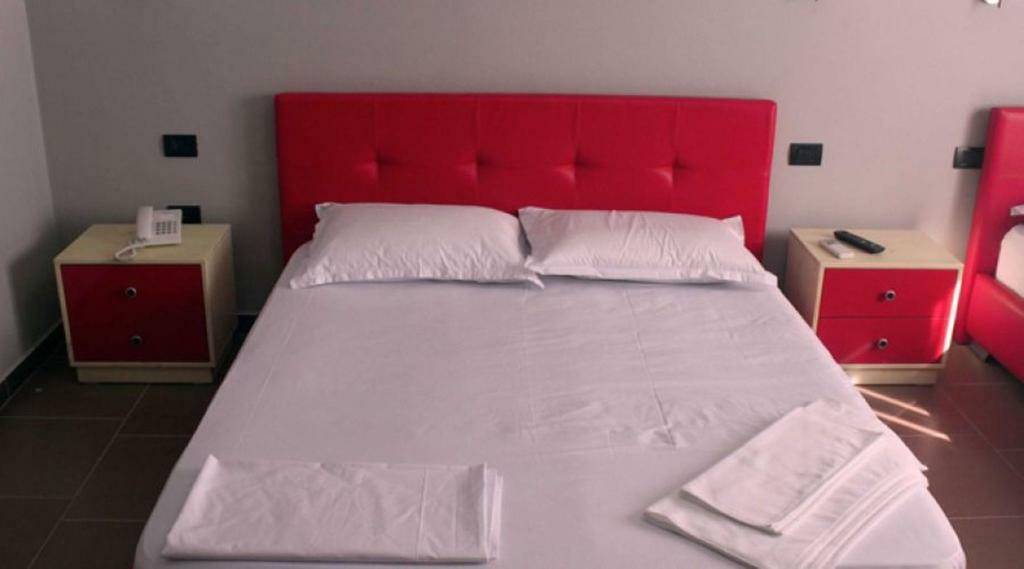Bërxull Aurelis Hotel מראה חיצוני תמונה