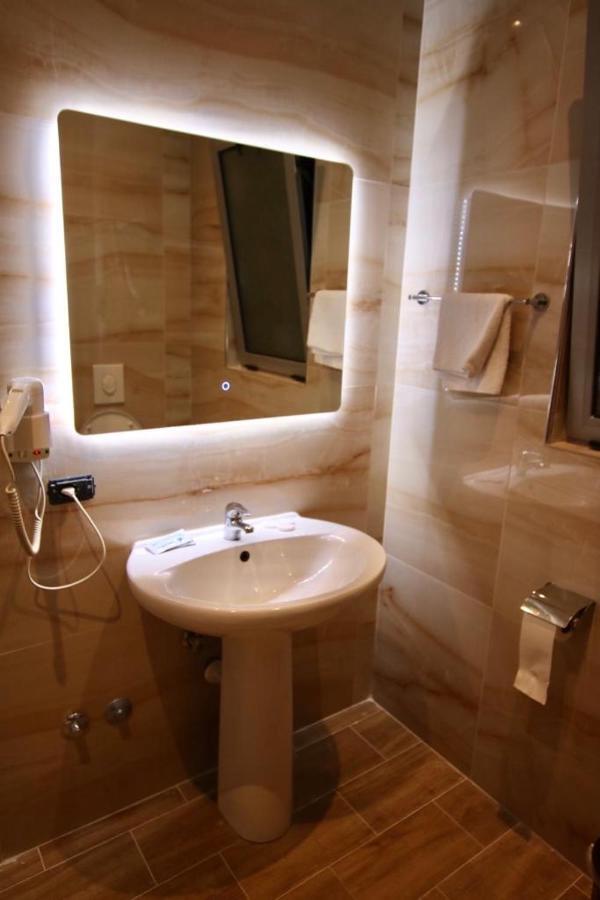 Bërxull Aurelis Hotel מראה חיצוני תמונה
