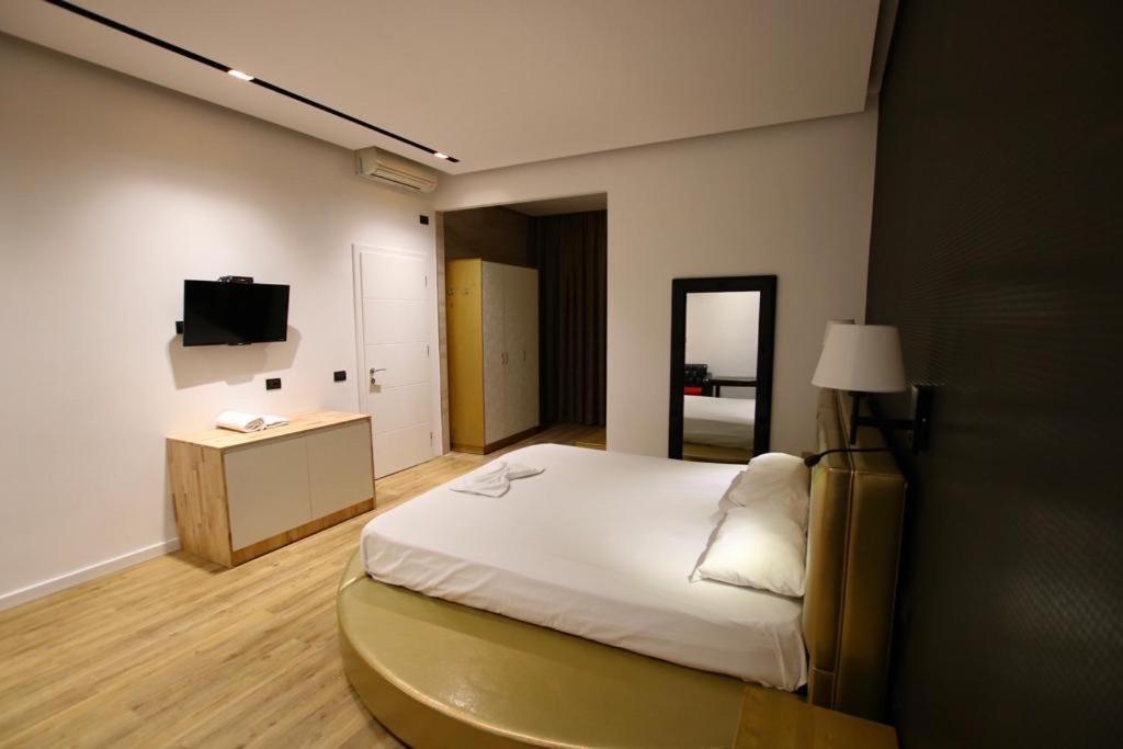 Bërxull Aurelis Hotel מראה חיצוני תמונה